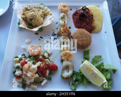 Vue de dessus d'une assiette de hors-d'œuvre de poisson de mer cuit Banque D'Images