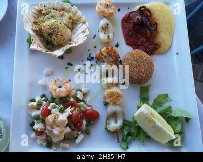 Vue de dessus d'une assiette de hors-d'œuvre de poisson de mer cuit Banque D'Images