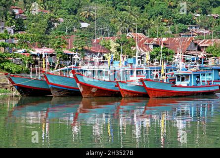 Muaro est un petit vieux port sur la rivière Batang Arau utilisé par de nombreux petits bateaux de pêche en bois dans la partie ancienne de Padang, Sumatra Ouest, Indonésie. Banque D'Images