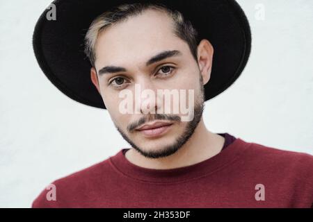 Portrait d'un jeune homme hippster regardant l'appareil photo en extérieur Banque D'Images