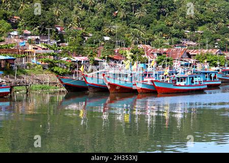 Muaro est un petit vieux port sur la rivière Batang Arau utilisé par de nombreux petits bateaux de pêche en bois dans la partie ancienne de Padang, Sumatra Ouest, Indonésie. Banque D'Images