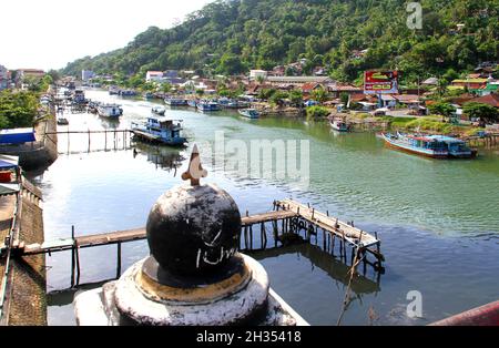 Muaro est un petit vieux port sur la rivière Batang Arau utilisé par de nombreux petits bateaux de pêche en bois dans la partie ancienne de Padang, Sumatra Ouest, Indonésie. Banque D'Images