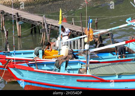 Muaro est un petit vieux port sur la rivière Batang Arau utilisé par de nombreux petits bateaux de pêche en bois dans la partie ancienne de Padang, Sumatra Ouest, Indonésie. Banque D'Images