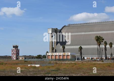 TUSTIN, CALIFORNIE - 24 OCT 2021: Blimp Hangar et Control Tower dans Tustin Legacy. Banque D'Images