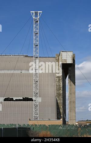 TUSTIN, CALIFORNIE - 24 octobre 2021 : blimp Hangar à Tustin Legacy en cours de réparation. Banque D'Images