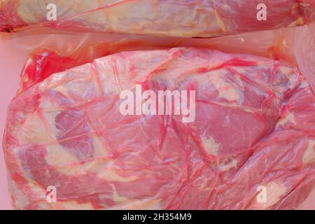 Viande de porc.morceaux de porc frais . texture de la viande.viande emballée sous vide .produits de viande. Banque D'Images