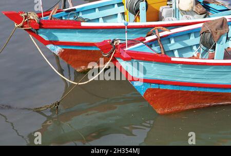 Muaro est un petit vieux port sur la rivière Batang Arau utilisé par de nombreux petits bateaux de pêche en bois dans la partie ancienne de Padang, Sumatra Ouest, Indonésie. Banque D'Images