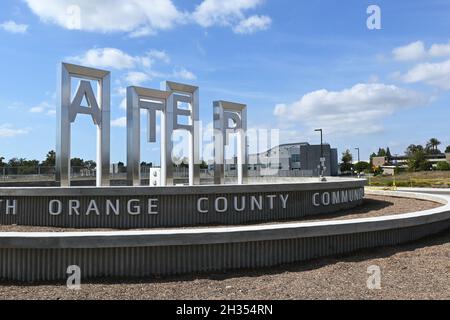 TUSTIN, CALIFORNIE - 24 octobre 2021 : panneau à l'école de conception intégrée du Advanced Technology and Education Park (ATEP) Irvine Valley College (IVC), Angl Banque D'Images