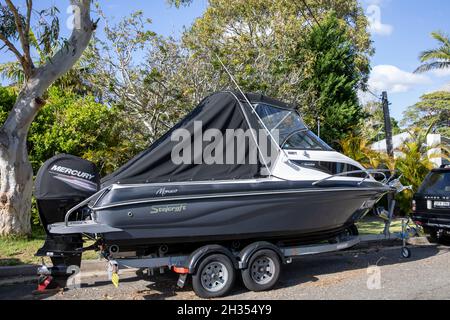 Bateau Stejcraft sur une remorque dans la rue de Sydney avec une couverture de bateau de protection, bateaux stejcraft sont fabriqués en Australie Banque D'Images