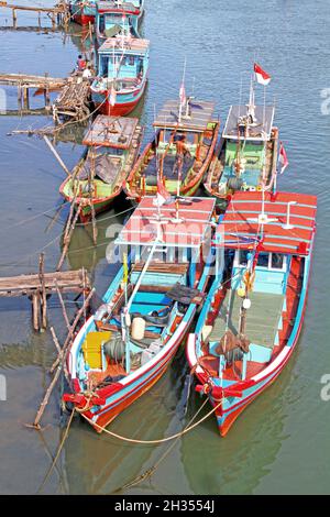 Muaro est un petit vieux port sur la rivière Batang Arau utilisé par de nombreux petits bateaux de pêche en bois dans la partie ancienne de Padang, Sumatra Ouest, Indonésie. Banque D'Images