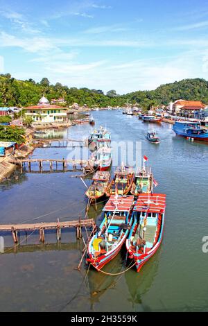 Muaro est un petit vieux port sur la rivière Batang Arau utilisé par de nombreux petits bateaux de pêche en bois dans la partie ancienne de Padang, Sumatra Ouest, Indonésie. Banque D'Images