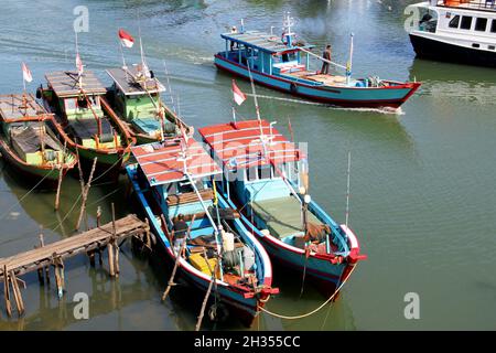 Muaro est un petit vieux port sur la rivière Batang Arau utilisé par de nombreux petits bateaux de pêche en bois dans la partie ancienne de Padang, Sumatra Ouest, Indonésie. Banque D'Images