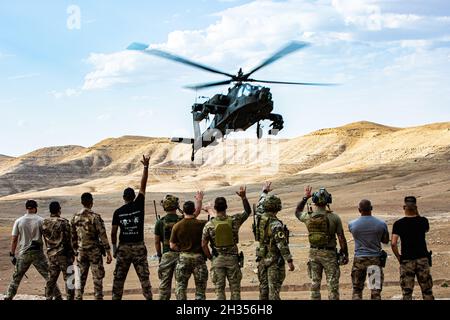 Un hélicoptère Apache AH-64 affiche un « spectacle de force » lors d’un exercice d’incendie en direct qui s’est tenu au barrage de Mossoul, en Irak, le 18 octobre 2021.L'exercice a associé le contrôleur d'attaque de terminal conjoint (JTAC) de la Coalition avec les contrôleurs d'attaque de terminal (ITAC) iraquiens afin d'améliorer la capacité des forces iraquiennes à s'engager dans un soutien aérien étroit.Comme les menaces ne connaissent pas de frontières, les forces de coalition et les forces partenaires travaillent ensemble pour renforcer la capacité collective de combattre le terrorisme où qu'il se présente.(É.-U.Photo de l'armée par la SPC.Trevor Franklin) Banque D'Images