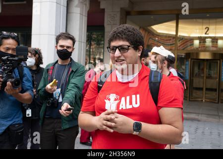 New York, NY - 25 octobre 2021: Les partisans de l'organisation du syndicat à l'entrepôt d'Amazone Staten Island se rassemblent devant le bureau de terrain de NLRB situé au 2 MetroTech Banque D'Images