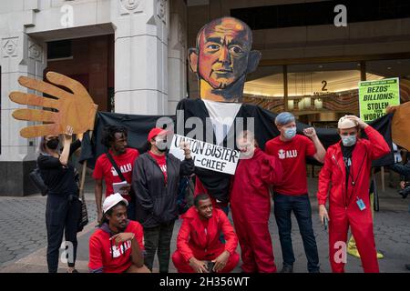 New York, NY - 25 octobre 2021: Les partisans de l'organisation du syndicat à l'entrepôt d'Amazone Staten Island se rassemblent devant le bureau de terrain de NLRB situé au 2 MetroTech Banque D'Images