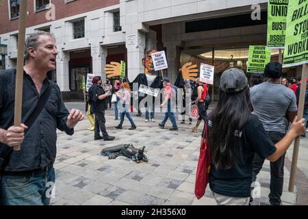 New York, NY - 25 octobre 2021: Les partisans de l'organisation du syndicat à l'entrepôt d'Amazone Staten Island se rassemblent devant le bureau de terrain de NLRB situé au 2 MetroTech Banque D'Images
