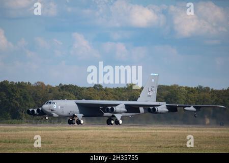 Un B-52H StratoFortress part de la base aérienne de Barksdale, Louisiane, le 21 octobre 2021.Des équipes d'entretien, des membres d'équipage et des aviateurs de la 2e Escadre Bomb ont participé à un exercice de préparation pour mettre en valeur la capacité de combat nucléaire.(É.-U.Photo de la Force aérienne par le sergent d'état-major.Christopher Tam) Banque D'Images