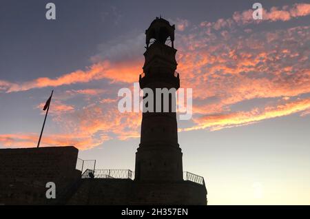 Château de Nigde et tour d'observation de la ville de Nigde en Anatolie centrale, Turquie. Banque D'Images