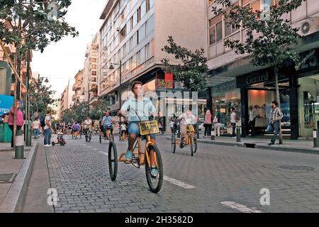 Libanais prendre les rues pendant la journée sans voiture 2015 sur la rue Hamra dans le quartier de Hamra à Beyrouth, Liban.Cet événement a amené de nombreux piétons et cyclistes dans la rue normalement obstruée, ce qui donne aux gens l'occasion de voir comment la circulation urbaine change le paysage de rue ainsi que la qualité de vie des résidents. Banque D'Images