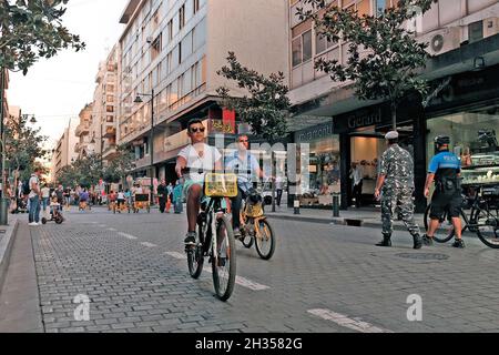 Libanais prendre les rues pendant la journée sans voiture 2015 sur la rue Hamra dans le quartier de Hamra à Beyrouth, Liban.Cet événement a amené de nombreux piétons et cyclistes dans la rue normalement obstruée, ce qui donne aux gens l'occasion de voir comment la circulation urbaine change le paysage de rue ainsi que la qualité de vie des résidents. Banque D'Images