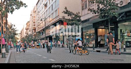 Libanais prendre les rues pendant la journée sans voiture 2015 sur la rue Hamra dans le quartier de Hamra à Beyrouth, Liban.Cet événement a amené de nombreux piétons et cyclistes dans la rue normalement obstruée, ce qui donne aux gens l'occasion de voir comment la circulation urbaine change le paysage de rue ainsi que la qualité de vie des résidents. Banque D'Images