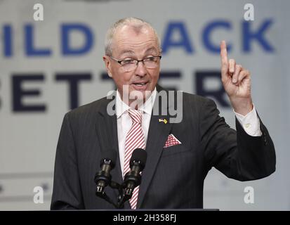 Newark, États-Unis.25 octobre 2021.Phil Murphy, gouverneur du New Jersey, s'exprime devant le président Joe Biden lors d'une allocution au NJ Transit Meadowlands Maintenance Complex de Newark, New Jersey, le lundi 25 octobre 2021.Photo de John Angelillo/UPI crédit: UPI/Alay Live News Banque D'Images