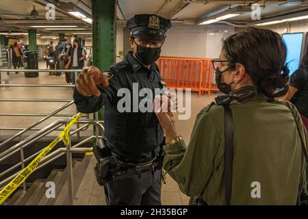 NEW YORK, NY – 25 OCTOBRE : des agents du département de police de New York (NYPD) dirigent les passagers loin des lieux de crime à la station de métro Union Square le 25 octobre 2021 à New York.Un homme a été abattu dans la jambe lors d'une tentative de vol de téléphone cellulaire sur un train N en direction du nord alors qu'il approchait de la gare Union Square juste avant 5 heures. L'homme de 42 ans, selon NYPD, a été tué parce qu'il n'a pas agi assez vite.La victime a été emmenée à Bellevue dans un état stable.Le suspect fuit le train et la gare. Banque D'Images