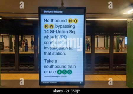 NEW YORK, NY – 25 OCTOBRE : un panneau indiquant une station de métro de Union Square a été vu le 25 octobre 2021 à New York.Un homme a été abattu dans la jambe lors d'une tentative de vol de téléphone cellulaire sur un train N en direction du nord alors qu'il approchait de la gare Union Square juste avant 5 heures. L'homme de 42 ans, selon NYPD, a été tué parce qu'il n'a pas agi assez vite.La victime a été emmenée à Bellevue dans un état stable.Le suspect fuit le train et la gare. Banque D'Images