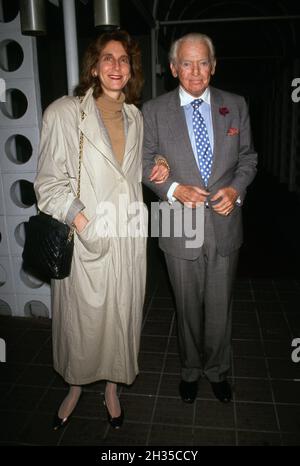 Douglas Fairbanks Jr. Et épouse Vera Shelton Circa 1990 crédit: Ralph Dominguez/MediaPunch Banque D'Images