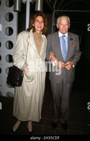 Douglas Fairbanks Jr. Et épouse Vera Shelton Circa 1990 crédit: Ralph Dominguez/MediaPunch Banque D'Images