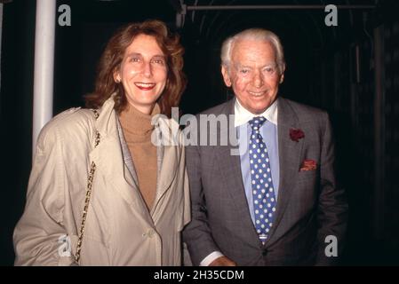 Douglas Fairbanks Jr. Et épouse Vera Shelton Circa 1990 crédit: Ralph Dominguez/MediaPunch Banque D'Images