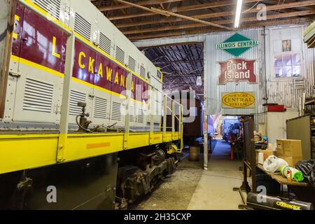 Erie Lackawanna 310, une locomotive diesel-électrique 1947 ALCO S1, garée dans l'atelier du Hoosier Valley Railroad Museum à North Judson, Indiana, États-Unis. Banque D'Images