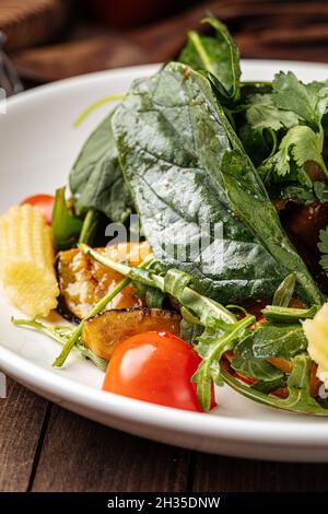 Salade d'épinards saine avec aubergines et maïs pour bébé Banque D'Images