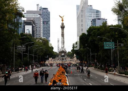 Non exclusif : une personne déguisée en crâne à la foire aux fleurs de Cempasuchil et des décorations à l'avenue Reforma dans le cadre des célébrations du jour des morts. Banque D'Images