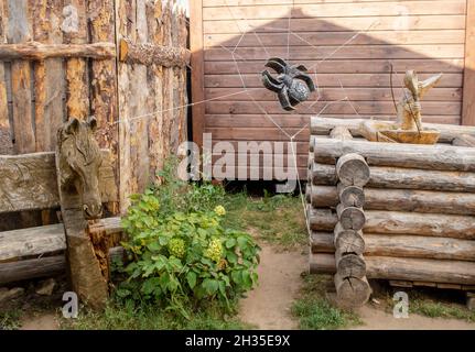 Personnages de contes folkloriques russes sculptés dans le bois à côté d'un puits et d'un banc à Sviyazhsk, Russie Banque D'Images