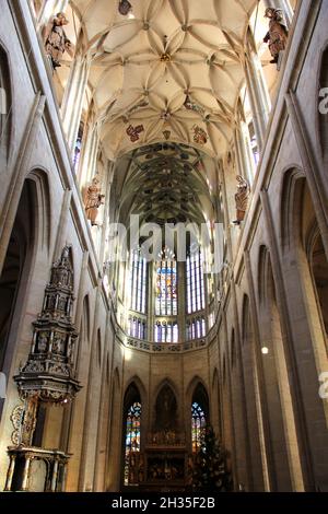 Intérieur de l'église Sainte-Barbara, plafond voûté gothique et colonnes, vue sur l'autel, Kutna Hora, Tchéquie Banque D'Images