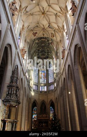 Intérieur de l'église Sainte-Barbara, plafond voûté gothique et colonnes, vue sur l'autel, Kutna Hora, Tchéquie Banque D'Images