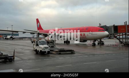 AIRBUS A330-300 de Sichuan Airlines, peint par « Wuliangye », au terminal de l'aéroport Nikola Tesla de Belgrade, Belgrade, Serbie Banque D'Images