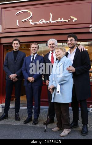 Le président français Emmanuel Macron décerne le 25 octobre 2021 au chocolatier François Pralus, devant un magasin de Pralus à Montbrison, dans le centre-est de la France.Photo de Stephane Lemouton/Pool/ABACAPRESS.COM Banque D'Images