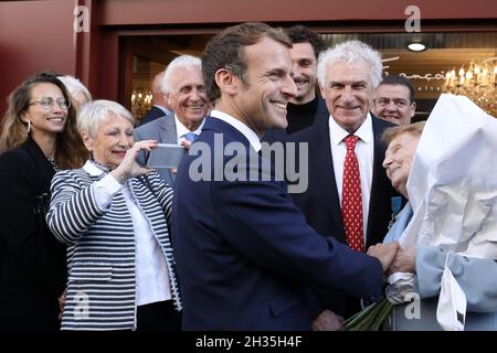 Le président français Emmanuel Macron décerne le 25 octobre 2021 au chocolatier François Pralus, devant un magasin de Pralus à Montbrison, dans le centre-est de la France.Photo de Stephane Lemouton/Pool/ABACAPRESS.COM Banque D'Images