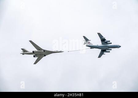 Moscou, Russie - 09 mai 2021 : le groupe de bombardiers stratégiques supersoniques de l'aviation à longue portée Tu-160 et le pétrolier il-78m survole le Squar Rouge Banque D'Images