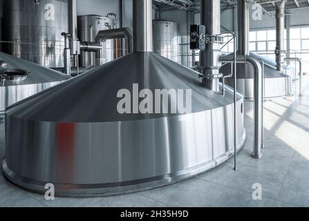 Grands réservoirs en acier pour la fermentation de boissons à base de bière production industrielle de bière et d'alcool Banque D'Images