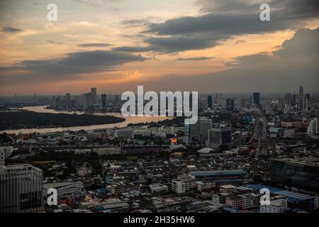 Bangkok, Thaïlande.25 octobre 2021.Une vue générale de la ville est vue depuis le 50ème étage d'un condo à Bangkok, Thaïlande, le lundi 25 octobre 2021.(Image de crédit : © Andre Malerba/ZUMA Press Wire) Banque D'Images