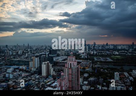 Bangkok, Thaïlande.25 octobre 2021.Une vue générale de la ville est vue depuis le 50ème étage d'un condo à Bangkok, Thaïlande, le lundi 25 octobre 2021.(Image de crédit : © Andre Malerba/ZUMA Press Wire) Banque D'Images