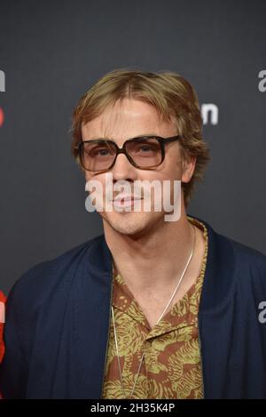 Cologne, Allemagne.24 octobre 2021.L'acteur Albrecht Schuch vient à la projection du film Lieber Thomas au Festival du film de Cologne.Credit: Horst Galuschka/dpa/Alay Live News Banque D'Images