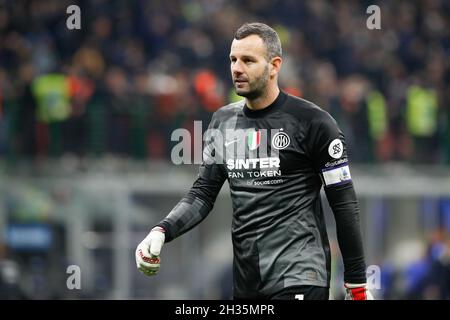 Milan, Italie.24 octobre 2021.Samir Handanovic (gardien de but) accueille les fans à la fin du match de football FC Inter contre Juventus, jour 9 de la série A 2021-2022 au stade San Siro.(Photo de Fabrizio Andrea Bertani/Pacific Press) crédit: Pacific Press Media production Corp./Alay Live News Banque D'Images