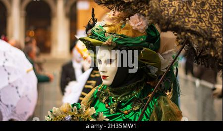 un élégant costume vert avec parasol pour la rue Banque D'Images