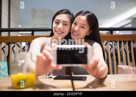 Deux meilleurs amis prenant des selfies sur un téléphone mobile Banque D'Images