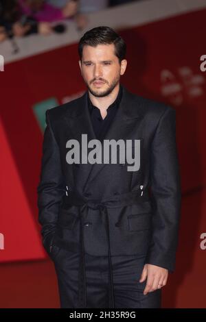 Rome, Italie.25 octobre 2021.Kit d'acteur Harington assiste au tapis rouge 'Eternals' lors du 16ème Festival du film de Rome 2021.(Photo de Gennaro Leonardi/Pacific Press) Credit: Pacific Press Media production Corp./Alay Live News Banque D'Images