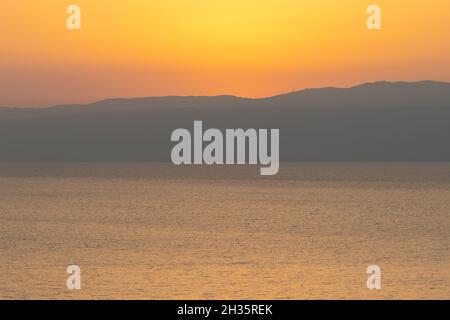 Des couleurs étonnantes de lever du soleil sur la mer Morte avec la toile de fond des montagnes du Jourdain Banque D'Images